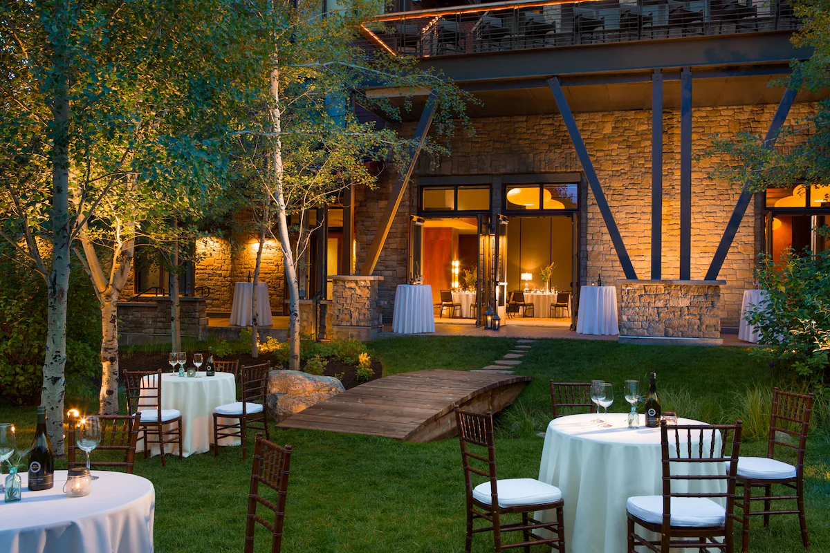 Outdoor hotel dinning