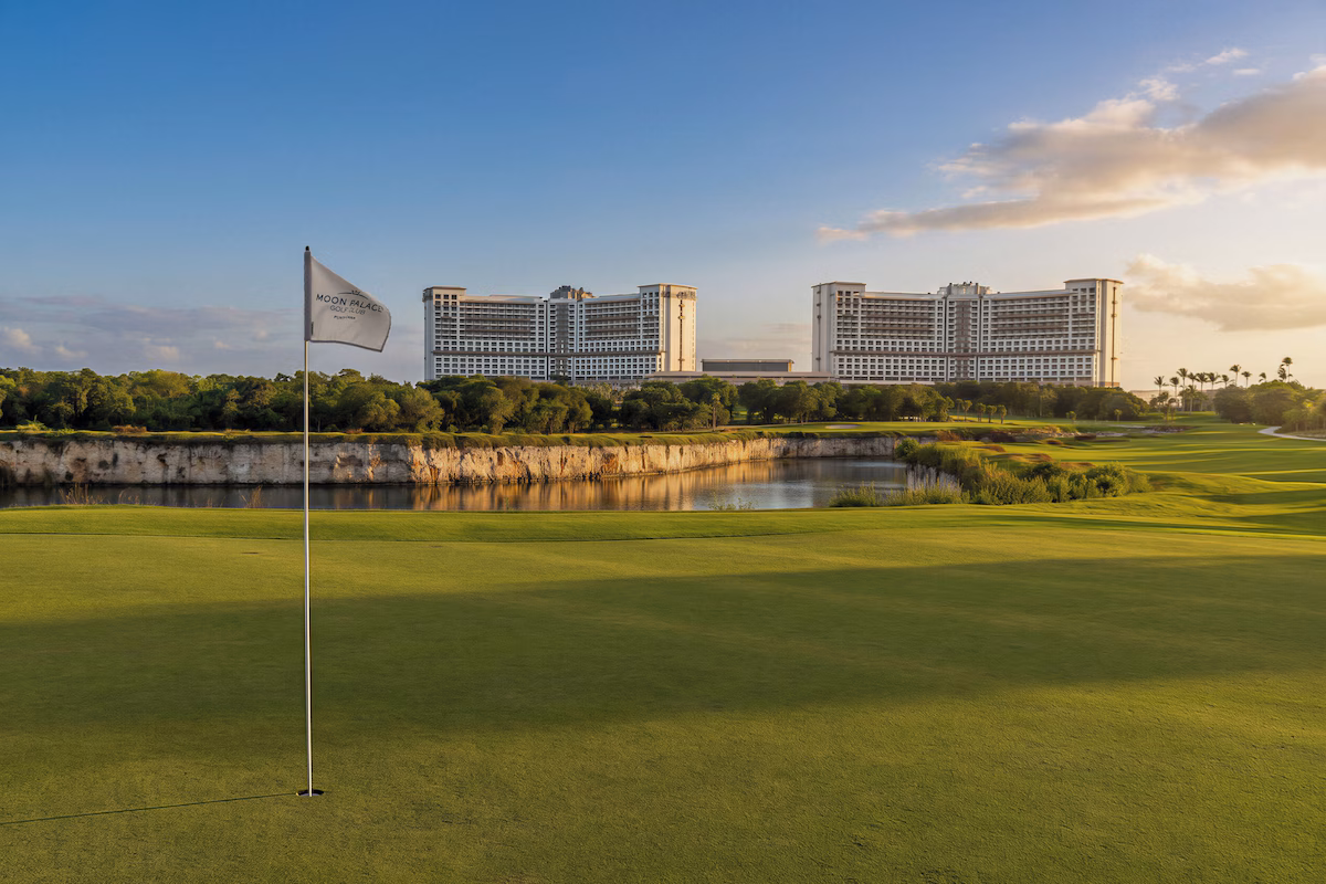Resort private golf cruose