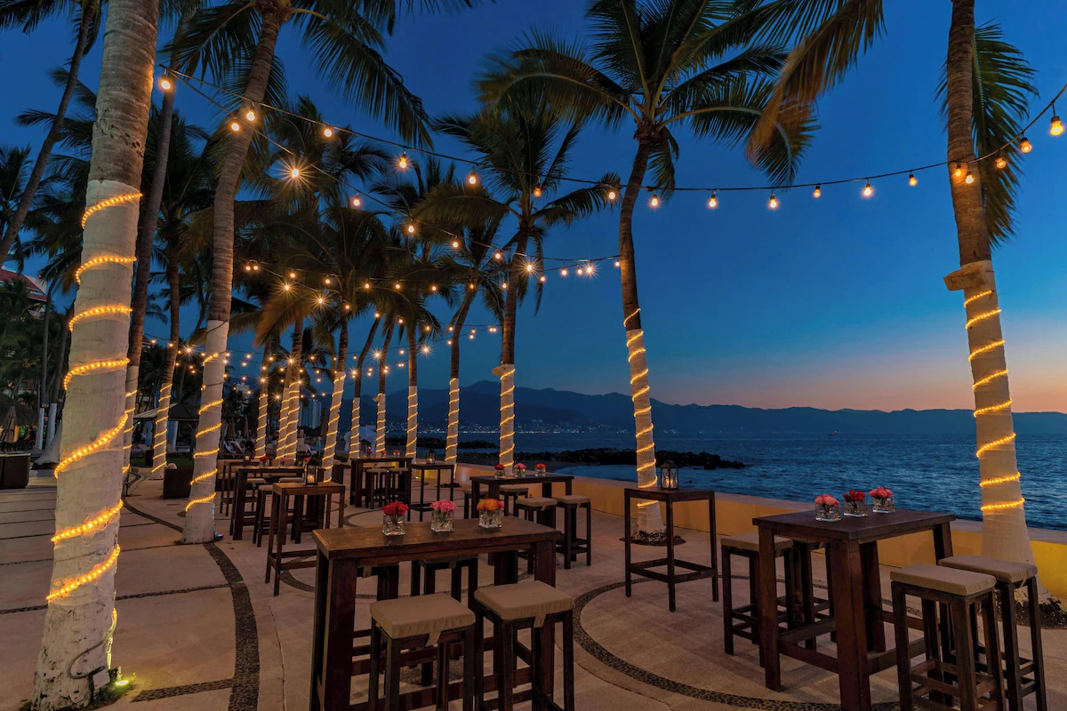 Oceanfront outdoor dinning at the resort