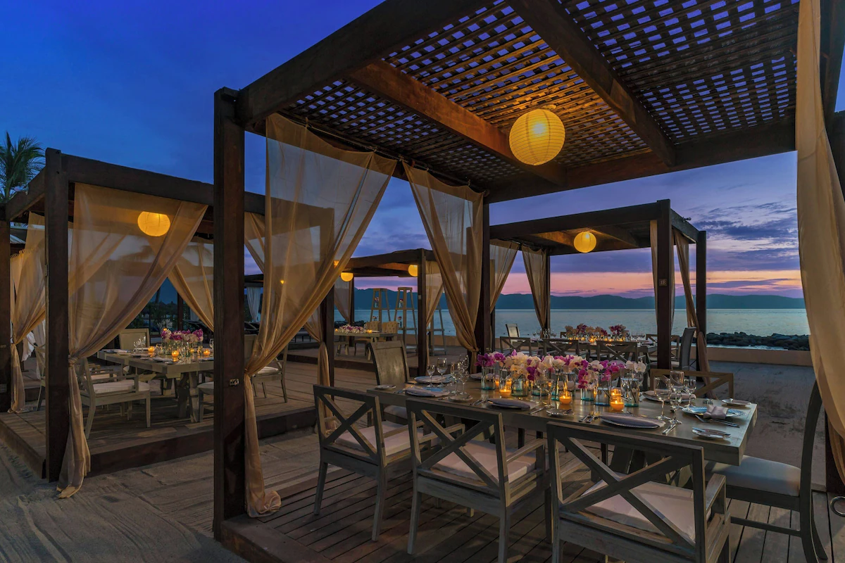 Outdoor dinning at the resort