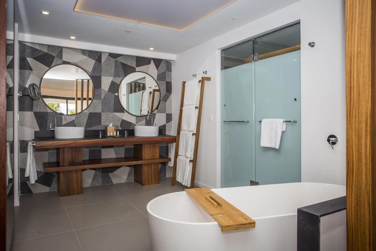 Suite bathroom