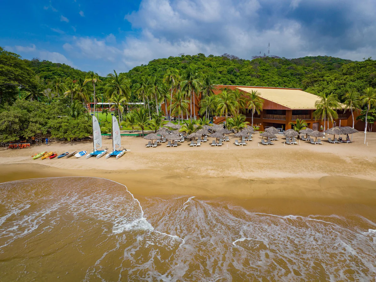 Relax and play on the beach