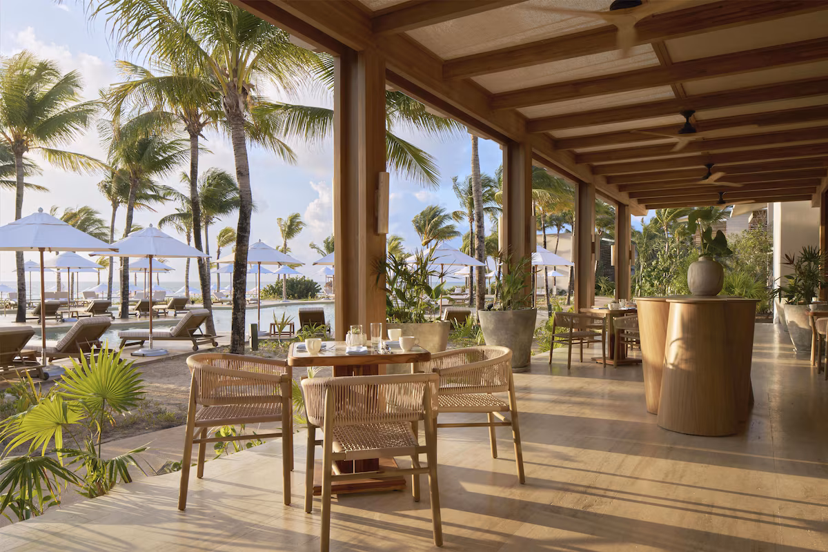 Dinning by the pool