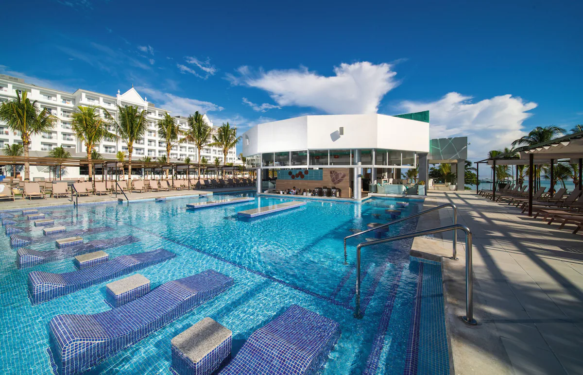 Pool with swim up bar