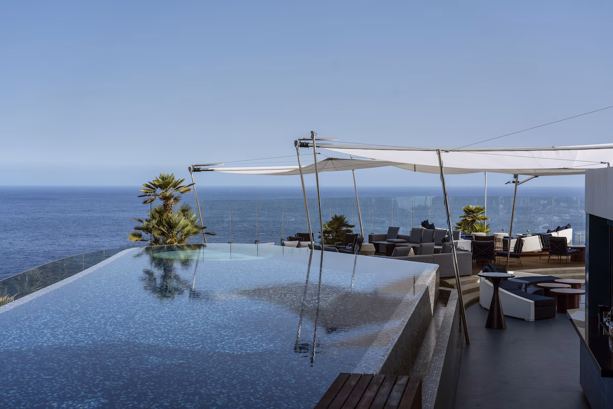 Roof top lounge and pool