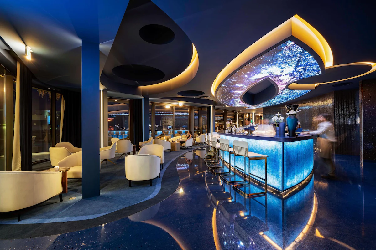 Resort bar and lounge