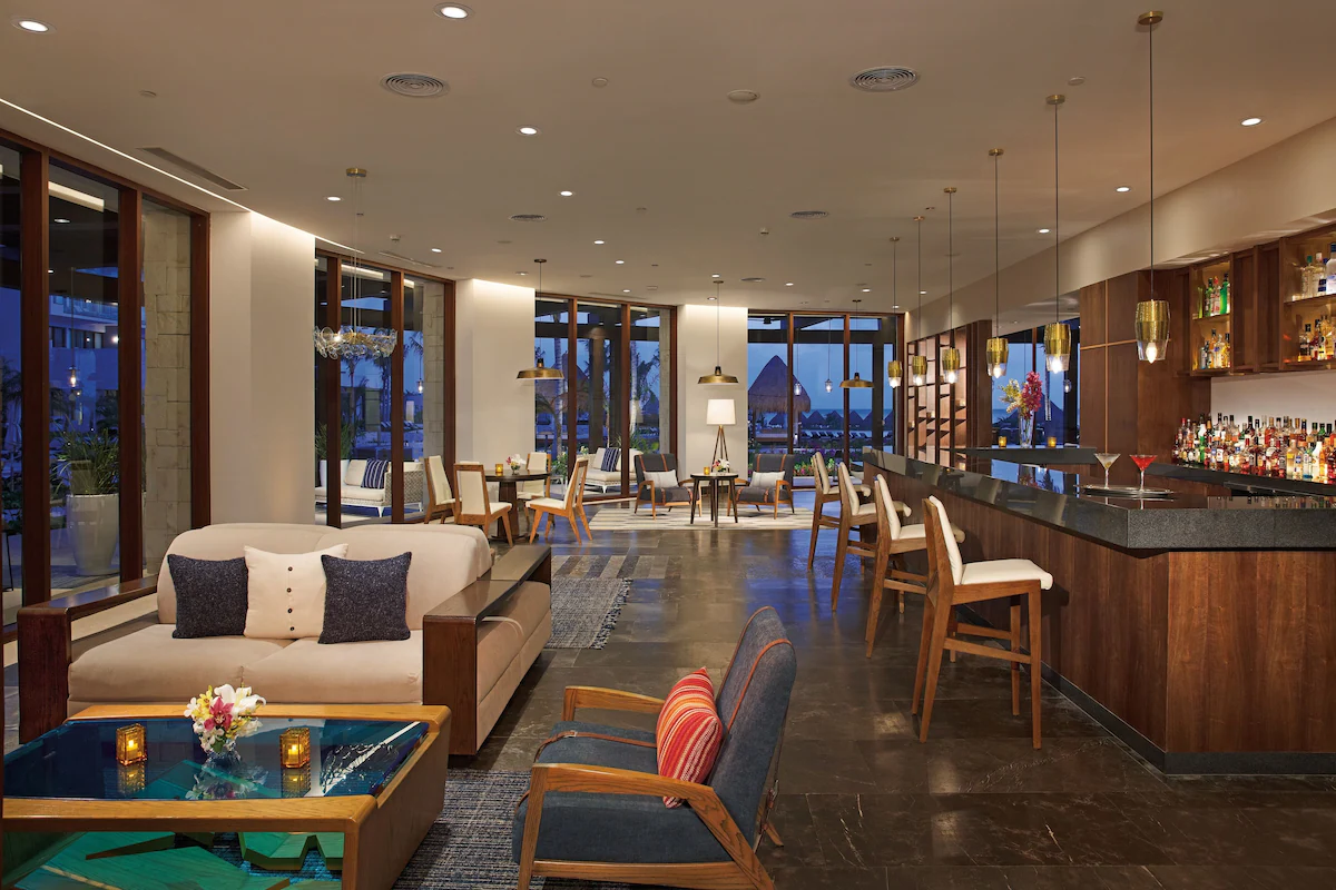 Resort bar and lounge