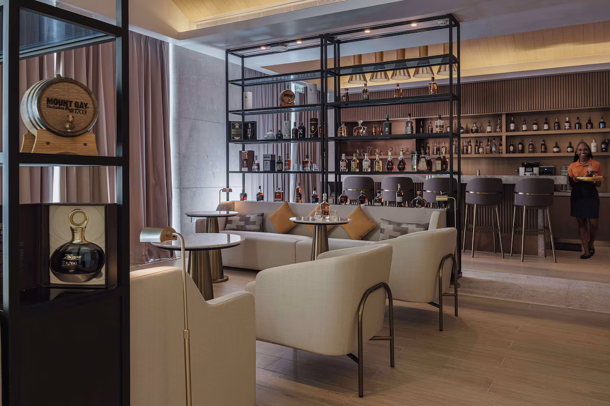 Resort bar and lounge