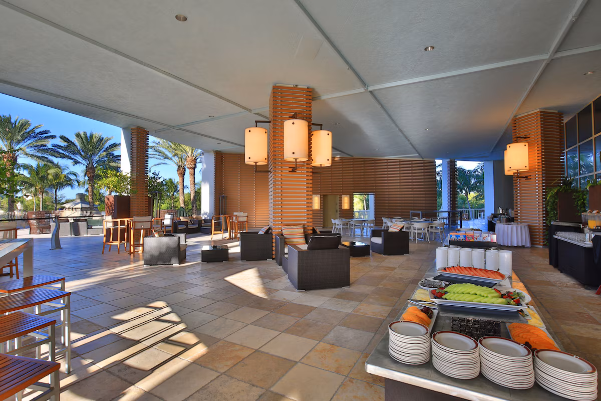 Outdoor restaurant and lounge