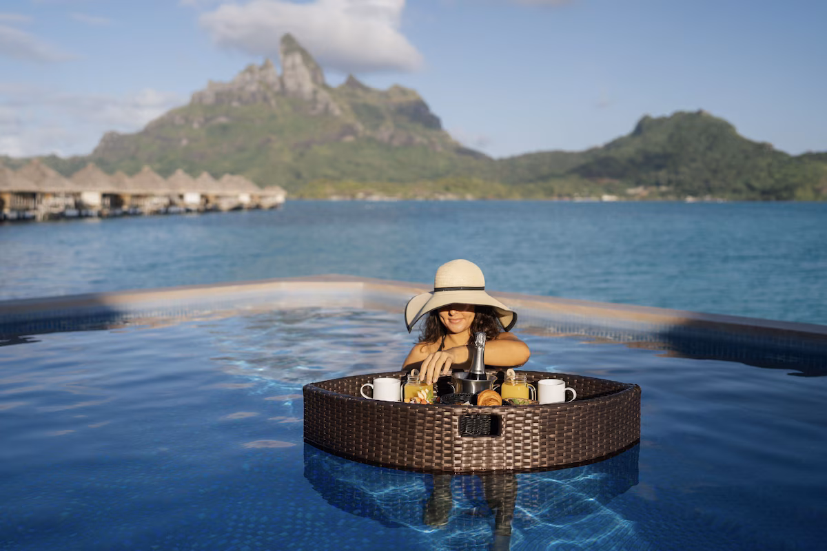 Daily breakfast buffet in the pool