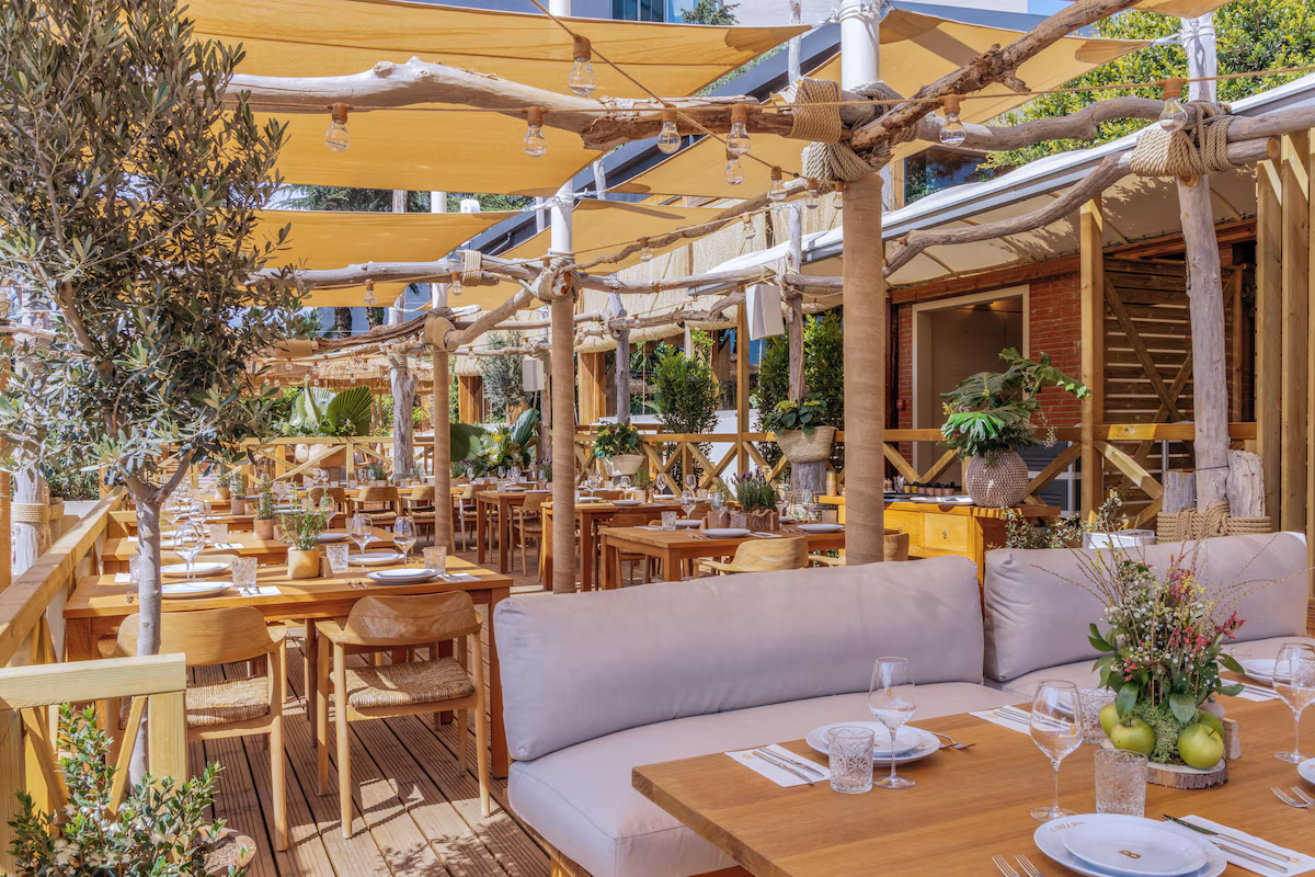 Outdoor dinning on the patio