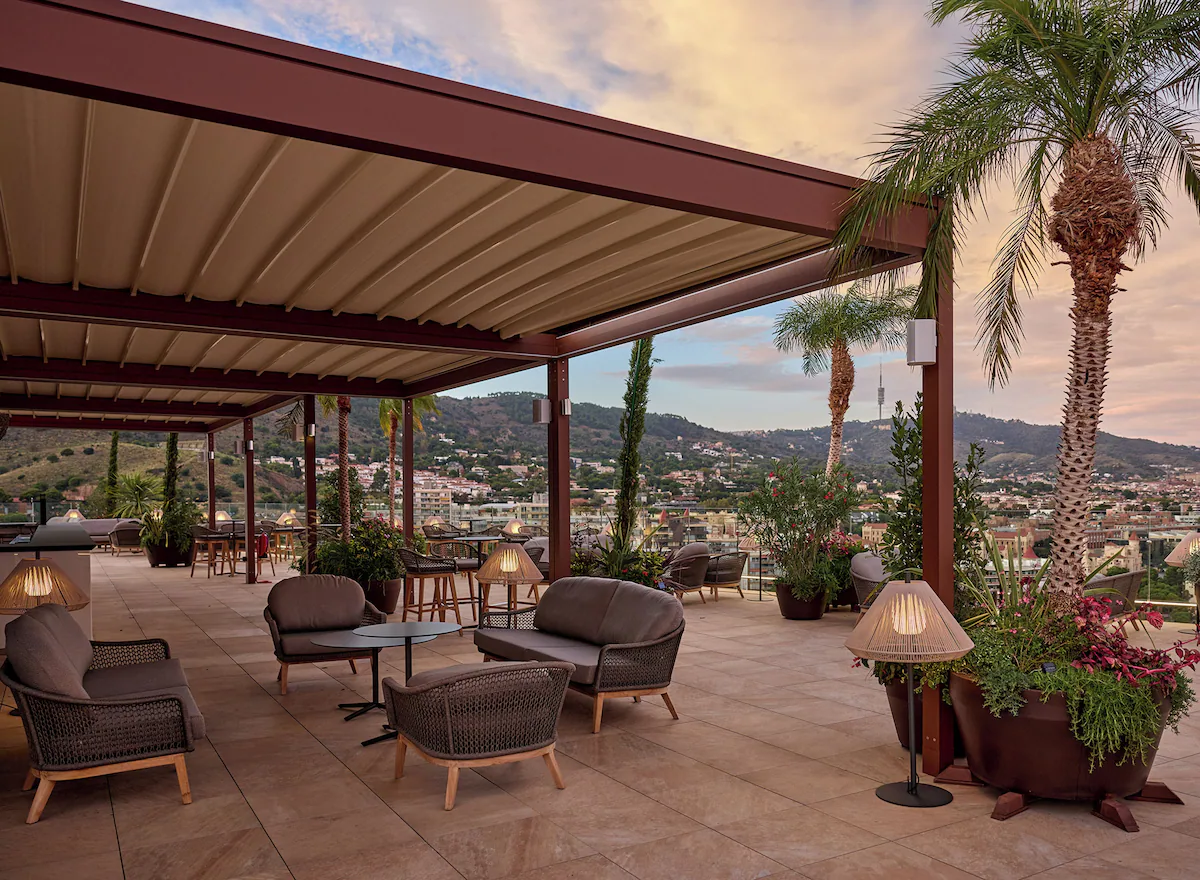 Patio dinning and lounge area