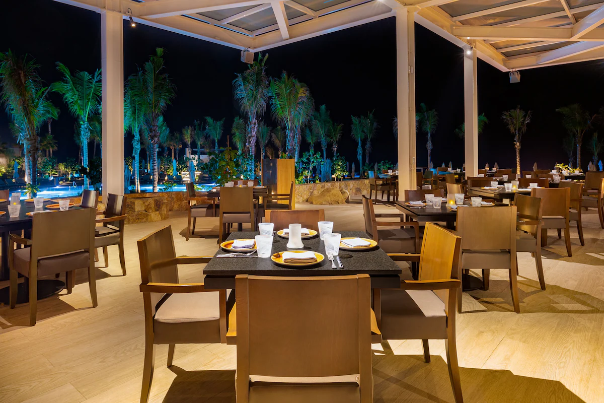 Pool side dinning